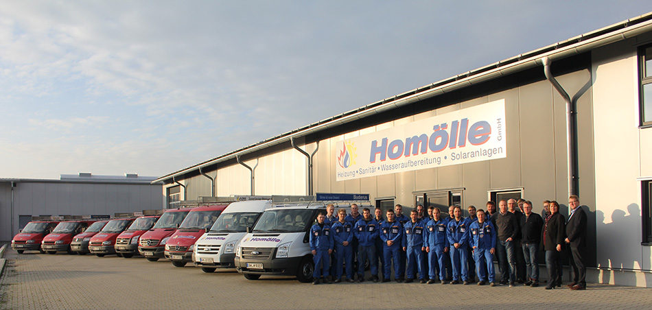 Mitarbeiterinnen und Mitarbeiter der Firma Homölle GmbH vor dem Firmengebäude